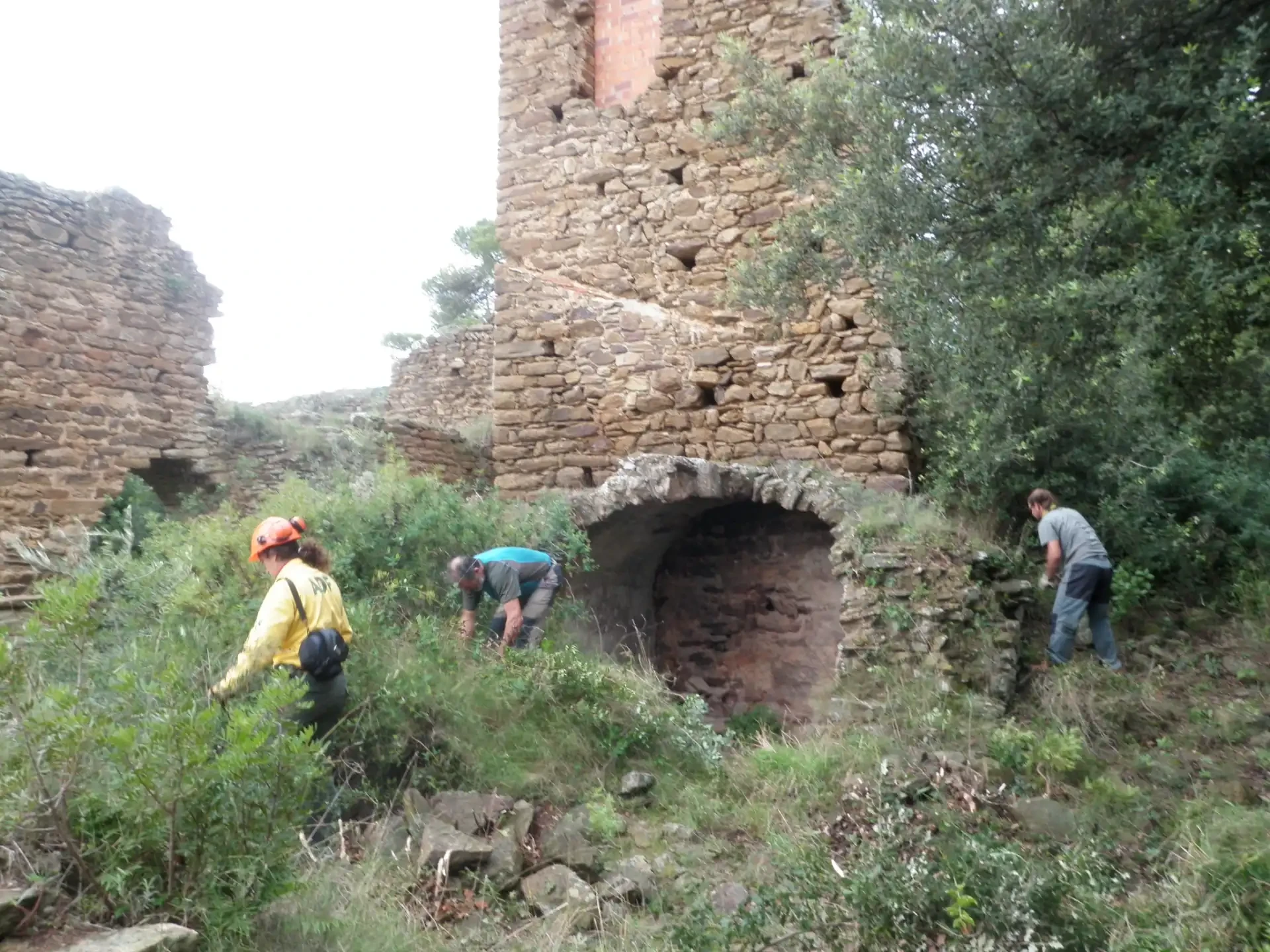 6a fase neteja Castell de Vila-romà 2012